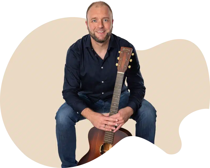 Als Gitarrenlehrer und staatlich geprüfter Musikpädagoge begleitet Matthias Koop seit über 13 Jahren Menschen auf ihrem Weg, Gitarre spielen zu lernen.